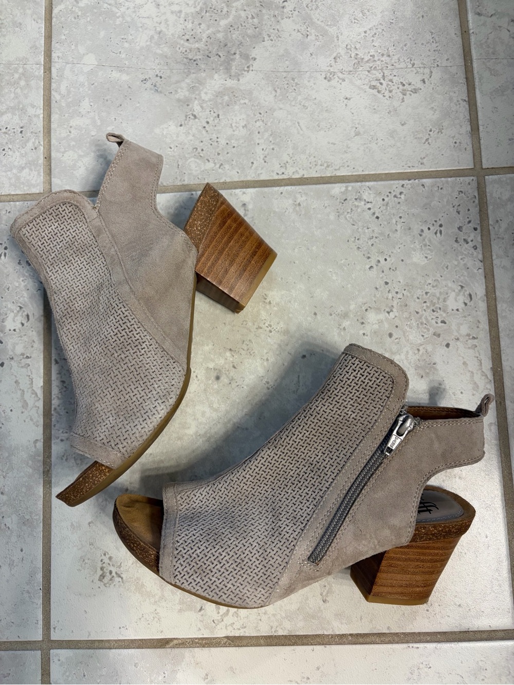 ✨Sofft | Suede Slingback Peep-Toe Block Heel Bootie | Sz 7